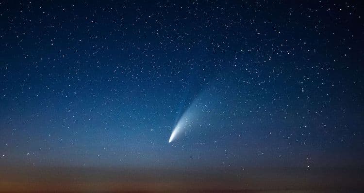 Observez la magnifique « comète du diable » près de la galaxie d’Andromède !