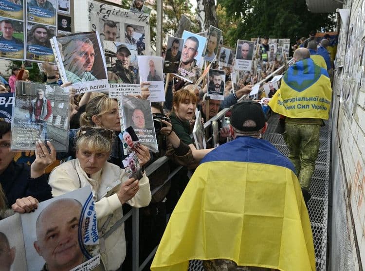 En Ukraine, l'interminable attente des mères de soldats portés disparus