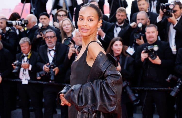 Cannes 2025 : en robe de cocktail et bomber, Zoe Saldaña fait une audacieuse montée des marches