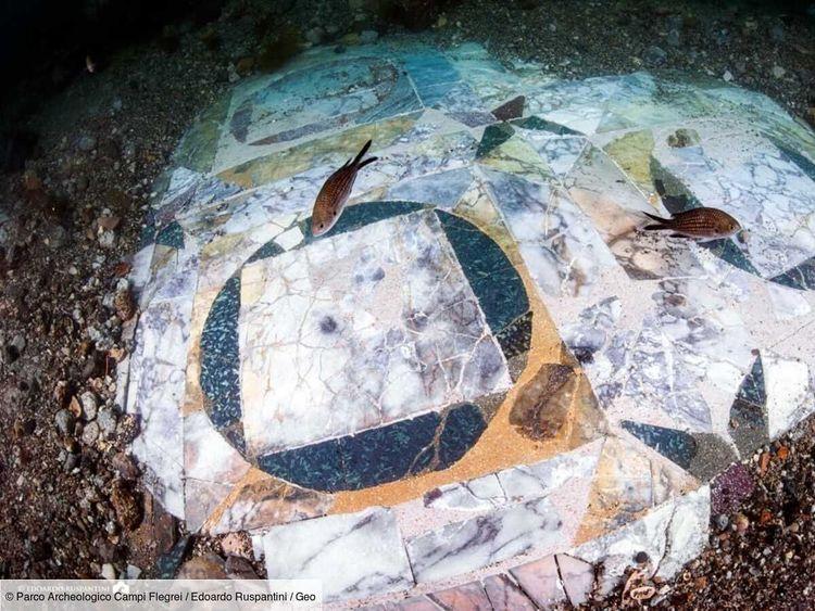 Le sol d'une villa romaine de luxe découvert dans les fonds marins au large de Naples
