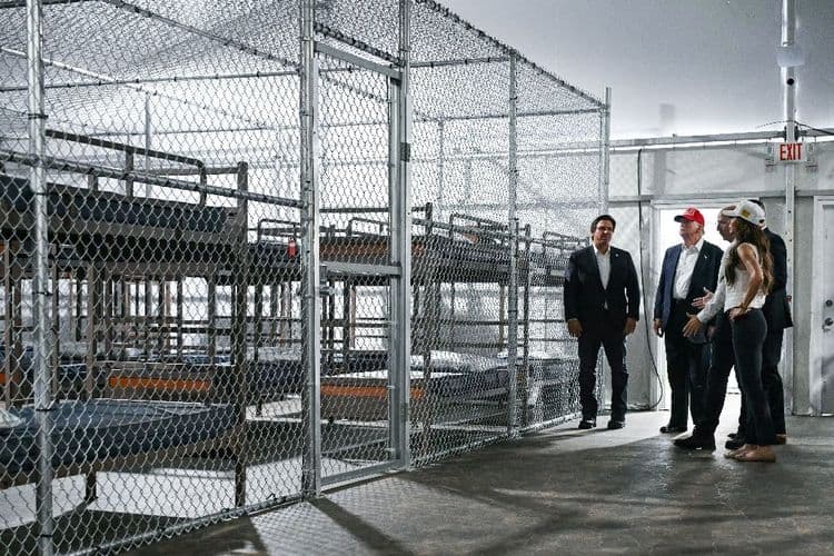Trump visite l'"Alcatraz des alligators", nouveau centre de rétention pour migrants en Floride
