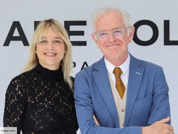 Mac Lesggy radieux avec sa jeune épouse Carole, l’animateur de E=M6 fait une apparition remarquée à la Fashion Week