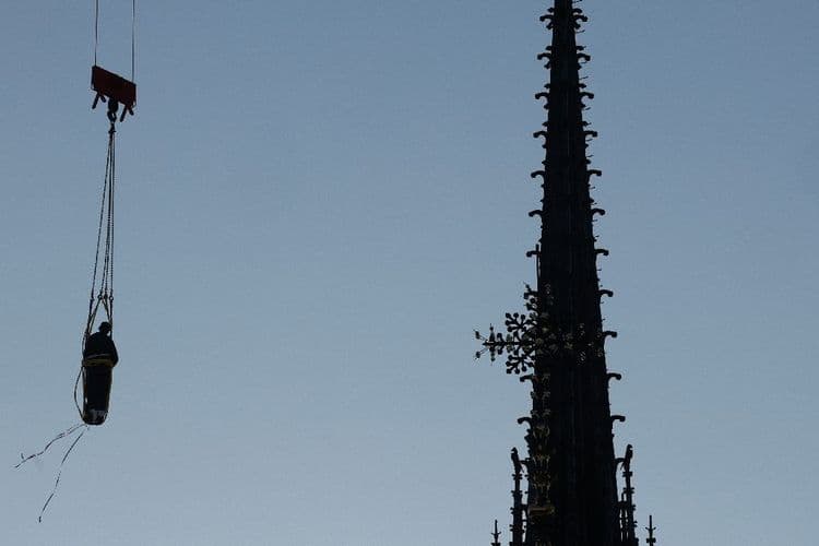 Réinstallation d'une première statue de la flèche de Notre-Dame