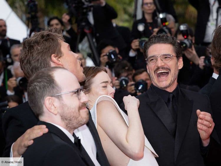 Festival de Cannes 2025 : Emma Stone bien embêtée lors de la montée des marches, que s’est-il passé ?