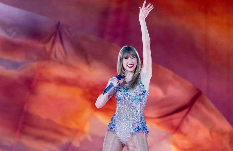 Après les concerts de Taylor Swift annulés à Vienne, les fans se consolent en musique dans la rue