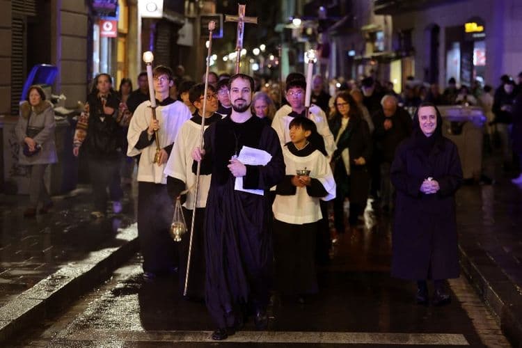 A Barcelone, des prières pour la pluie, sous la pluie