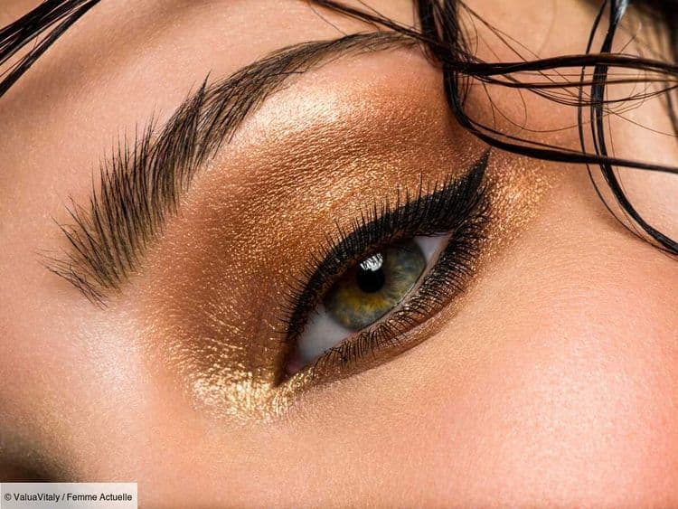 La technique toute simple pour réaliser un liner fumé et smoky-eye pailleté