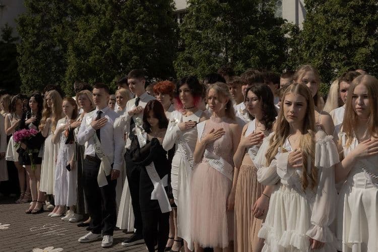 Fin de l'école entre crainte et fierté pour les élèves ukrainiens