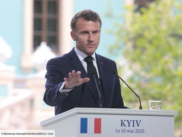"Ceci est un mouchoir..." : Emmanuel Macron accusé de consommer de la cocaïne, il publie un démenti ferme
