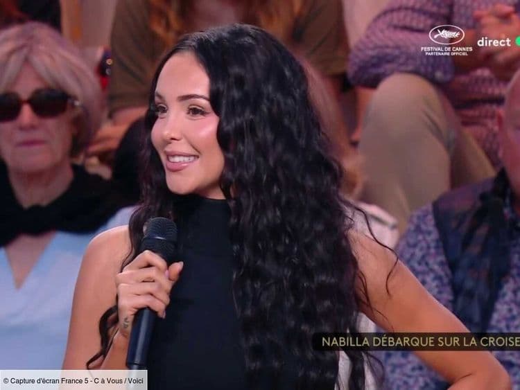 "J'ai vu tous vos films..." : la blague ratée de Nabilla à Jodie Foster dans C à vous (ZAPTV)