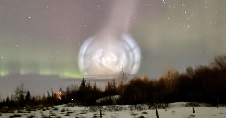 Une immense spirale est apparue dans le ciel devant des aurores boréales en Norvège