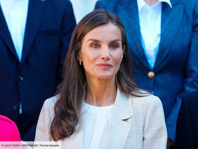 Letizia d’Espagne sublime dans une robe bleue sur-mesure, ornée de broderies florales dorées