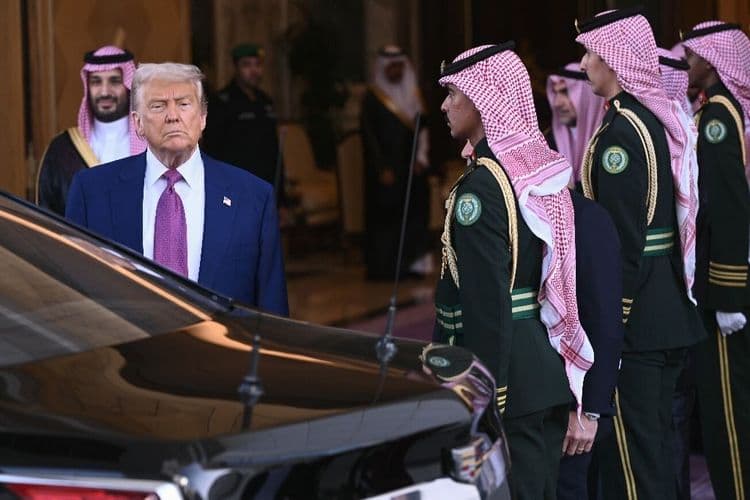 Trump rencontre le président syrien avant de partir au Qatar
