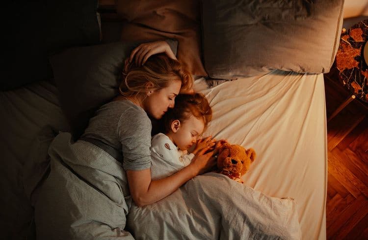 Mon enfant vient dormir dans le lit parental : que faire ?