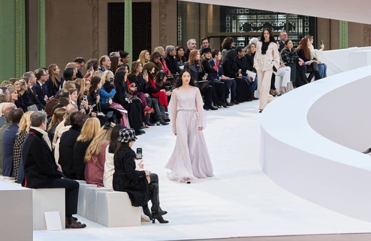 La dernière collection de Demna pour Balenciaga, l'absence de Dior… pourquoi la prochaine Fashion Week Haute Couture est à surveiller de près ?