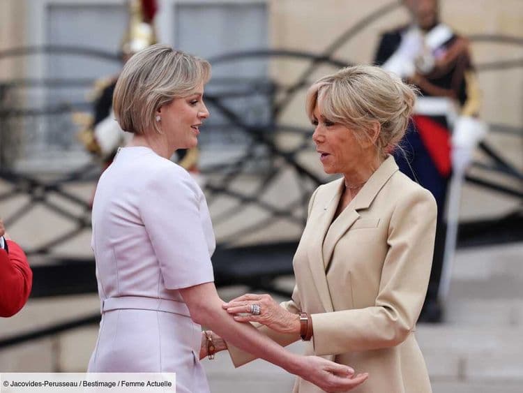 Chaussée de baskets d'une marque française et en costume, Brigitte Macron retrouve Charlène de Monaco, pour une visite d'État