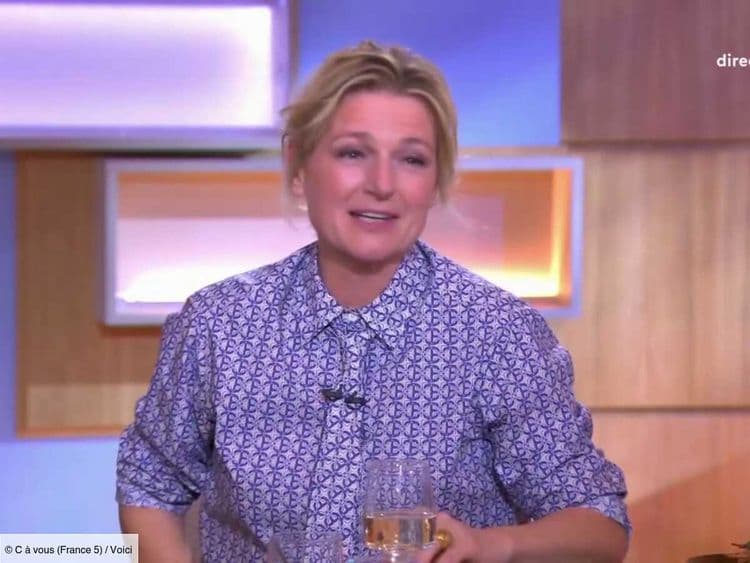 C à Vous : Anne-Elisabeth Lemoine bafouille face à Charline Vanhoenacker, son invitée réagit avec humour (ZAPTV)