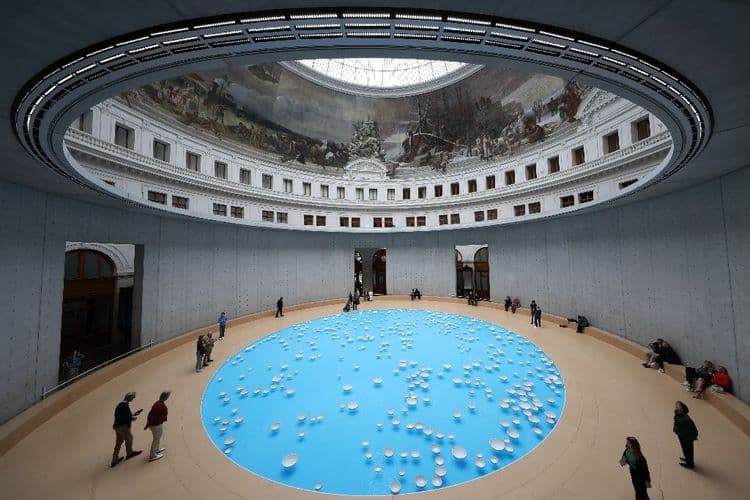 Une installation aquatique et musicale monumentale au coeur de la Bourse de Commerce à Paris