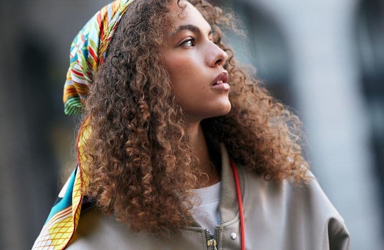 Cheveux sales en été ? On a l’accessoire qu’il vous faut