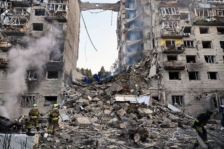 Ukraine: au moins 14 morts à Kiev, Zelensky dénonce "l'une des pires attaques" russes