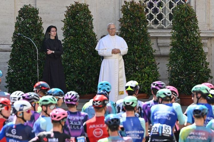 Tour d'Italie: le pape Léon XIV bénit le peloton avant sa traversée du Vatican