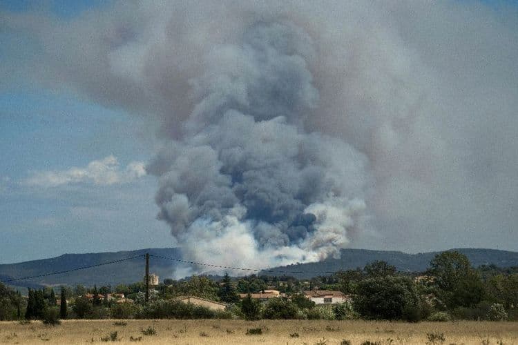 Un feu parcourt 450 hectares près de Narbonne, habitants confinés et A9 fermée