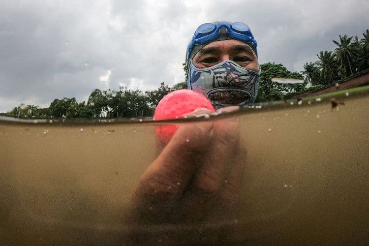 Malaisie: repêcher des balles de golf, la reconversion d'un ex-plongeur de l'armée