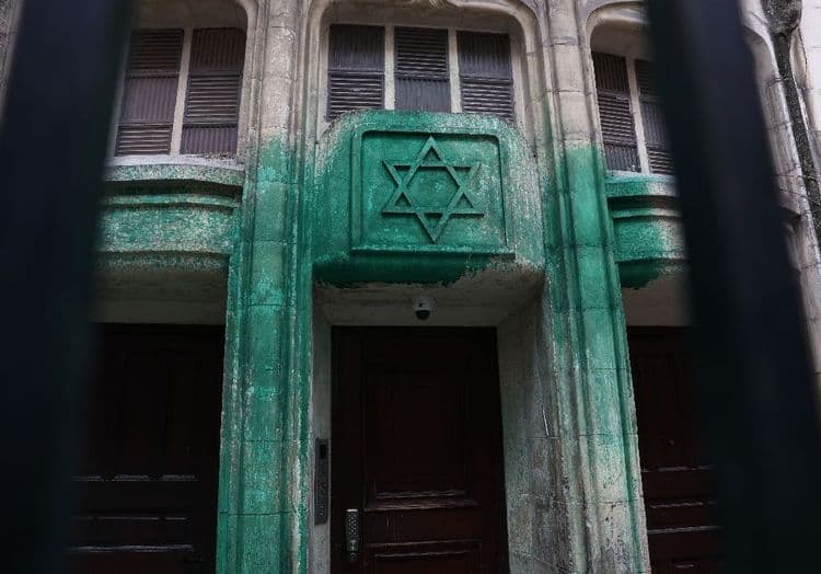 Trois synagogues et le Mémorial de la Shoah à Paris aspergés de peinture verte