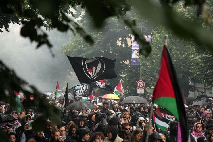 Sous la pluie, plus de 20.000 de personnes à Paris pour les Palestiniens, les Kanak et Clément Méric