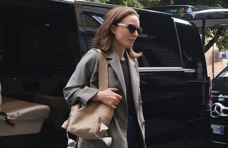 Natalie Portman succombe à son tour au jean le cool du printemps