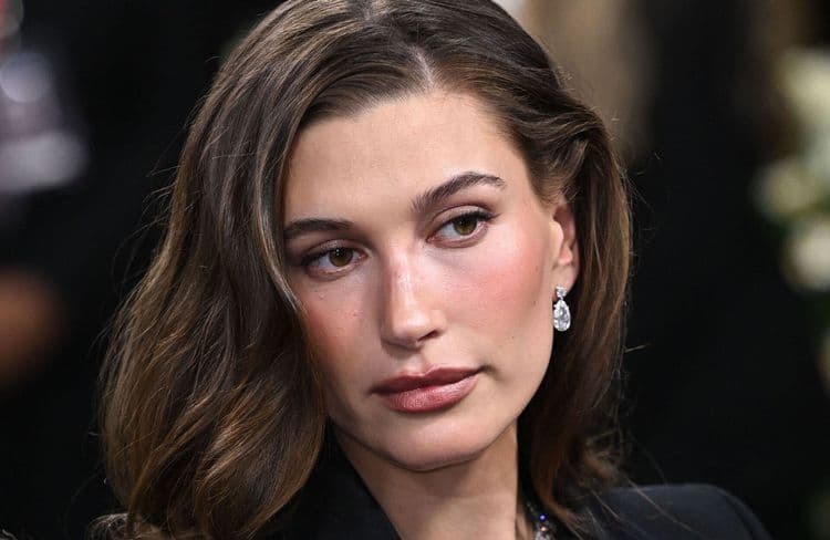 Le secret d’Hailey Bieber pour une peau parfaitement hydratée ? Cette crème pour le corps qu’elle a racheté plus de 15 fois