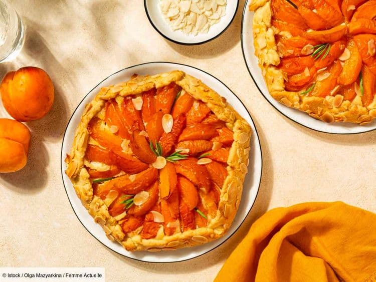 "C'est ma recette préférée, celle que je fais en famille" : Nina Métayer partage sa recette de tarte aux abricots rôtis