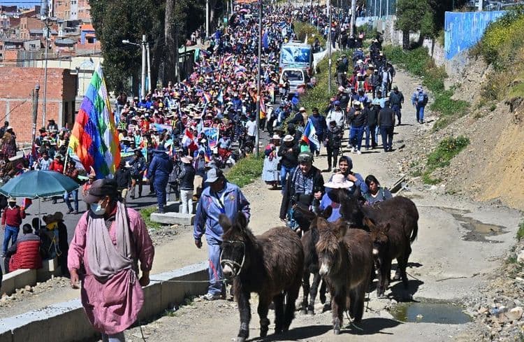 Bolivie: des centaines de partisans d'Evo Morales manifestent à La Paz