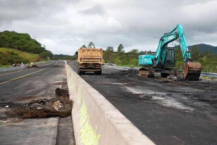 Les tensions persistent en Nouvelle-calédonie, l'aéroport fermé encore une semaine