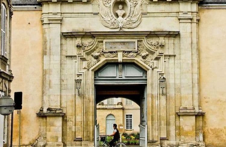Mort d’un ex-enseignant de lycée militaire accusé de viols : cette piste privilégiée par les enquêteurs