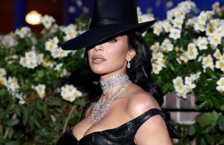 « Affronter ceux qui l’ont attaquée » : Kim Kardashian témoigne à Paris, huit ans après son braquage