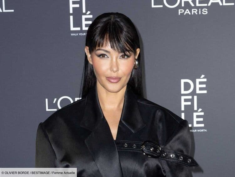 Frange courte et cheveux attachés, Nabilla prend la pose à Hong Kong dans une très chic robe à pois - et voici 5 modèles pour copier son look