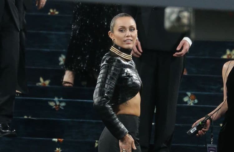 Miley Cyrus fait de rares confidences sur sa relation avec ses parents Billy Ray et Tish Cyrus