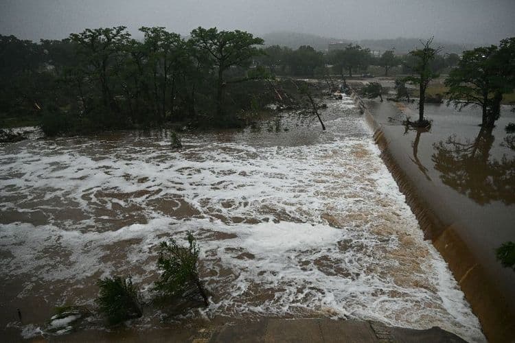 Recherche effrénée d'une vingtaine d'enfants après les inondations meurtrières au Texas