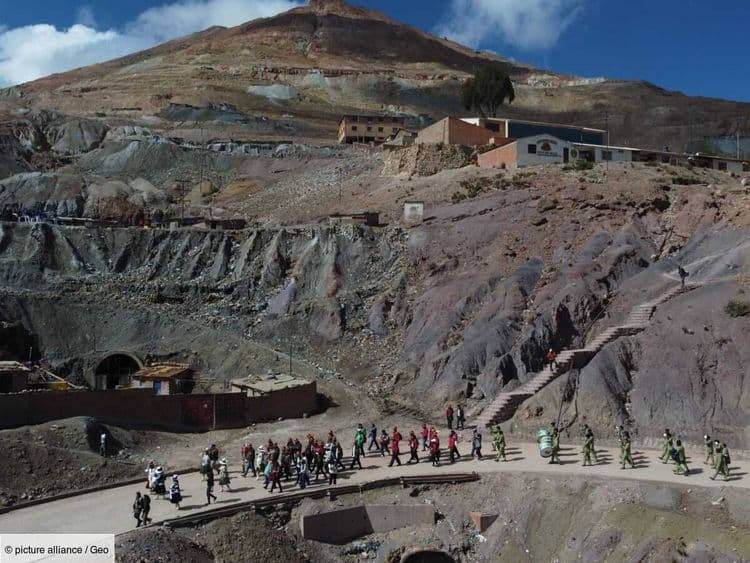 Dans l’ancienne mine renommée de Potosí en Bolivie, la dynamite s'achète désormais en libre-service, au marché