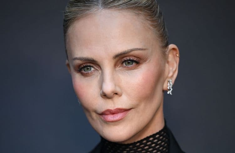 Charlize Theron adopte la manucure idéale pour les ongles courts