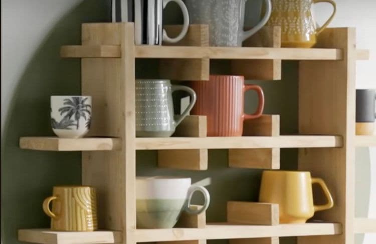 DIY : Comment réaliser une étagère à mugs, le meuble le plus cool du moment