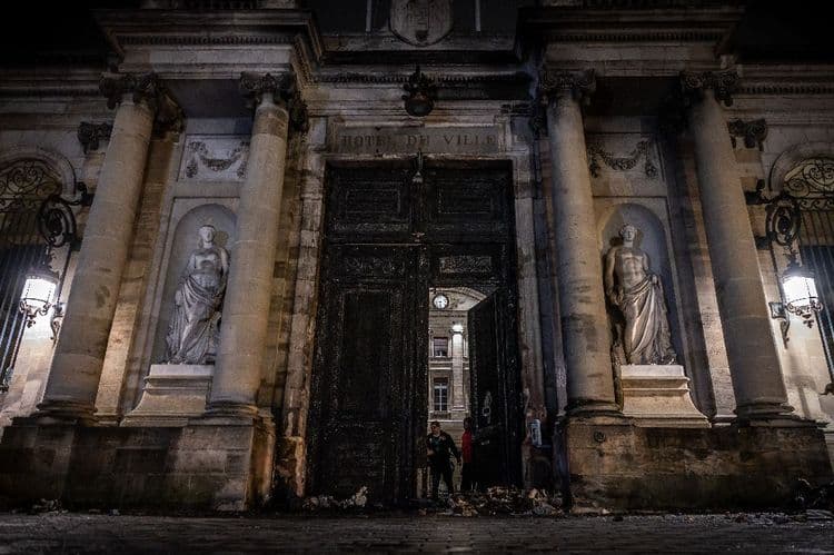 Bordeaux: jusqu'à six ans de prison pour les incendiaires de la porte de la mairie