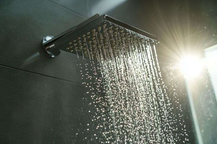 Prendre une douche froide pendant une canicule : pourquoi les spécialistes mettent en garde