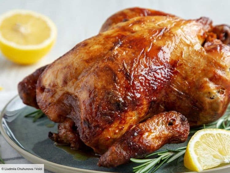 Poulet rôti : cet ingrédient riche en sels minéraux garantit une cuisson dorée et savoureuse
