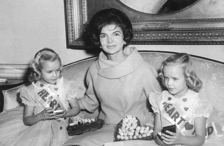 Cette actrice inattendue va jouer Jackie Kennedy Onassis dans la série “American Love Story”