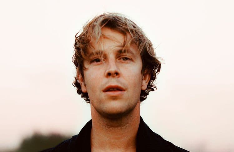 L’interview francophile de Tom Odell : « J’adore Zaho de Sagazan »