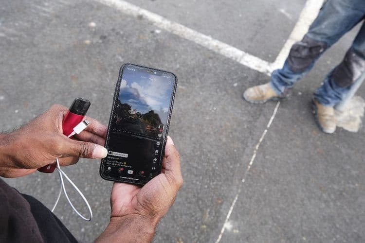 Nouvelle-Calédonie: TikTok réautorisé, les touristes continuent de repartir