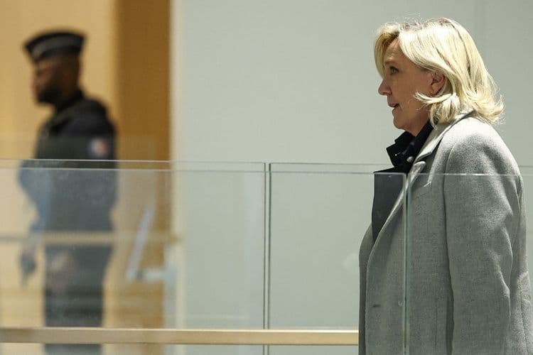 Une peine d'inéligibilité "n'empêcherait pas du tout" Le Pen de censurer le gouvernement