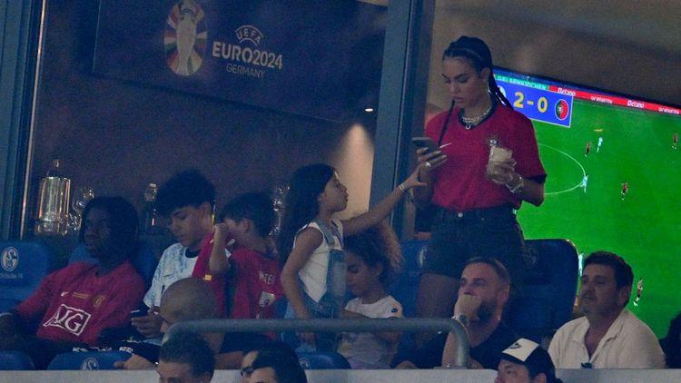 La femme de Cristiano Ronaldo prise pour cible par les supporters !